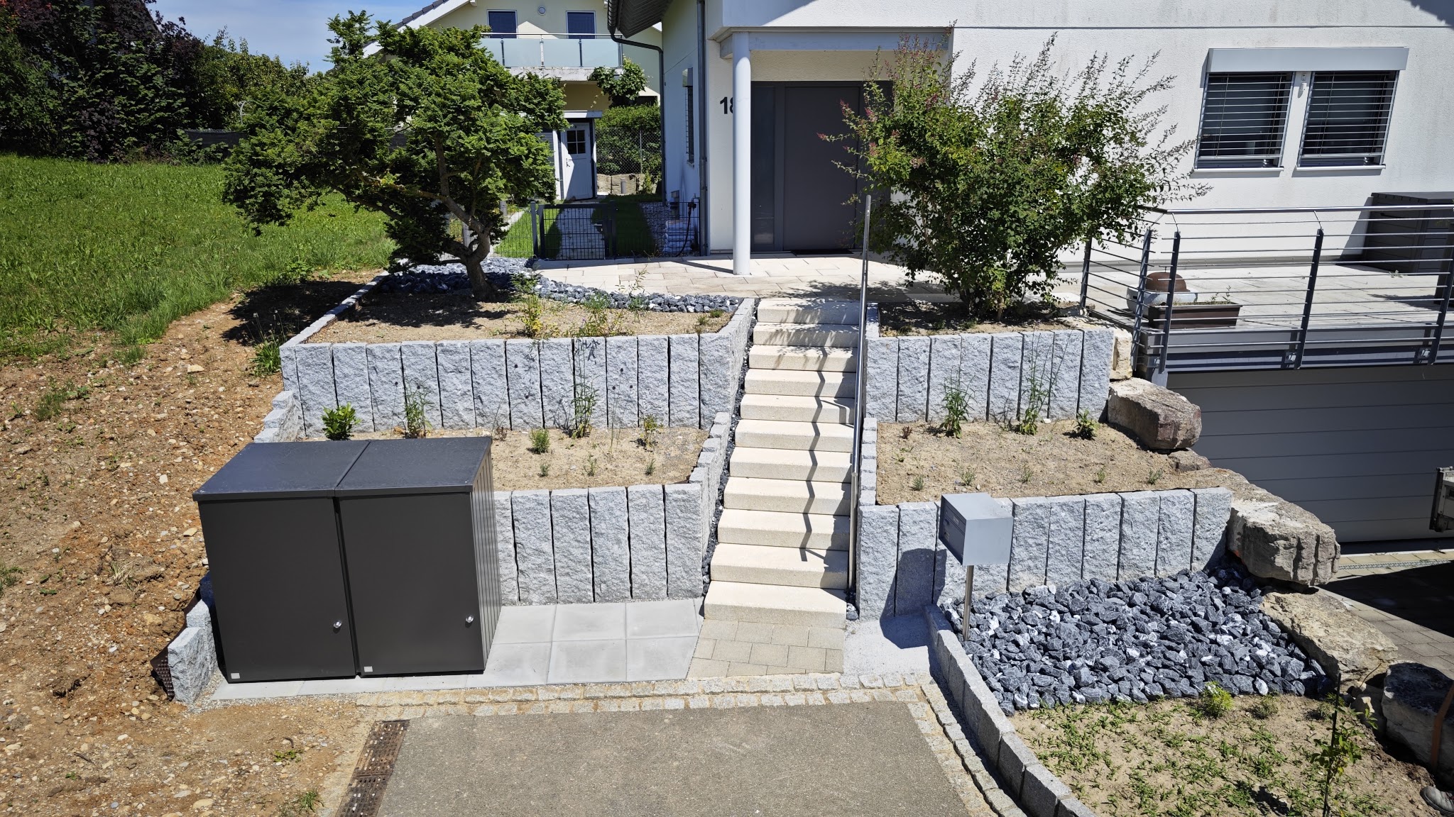 Terrassierte Stützmauer und Treppe, ein Projekt von Toma Gartenbau