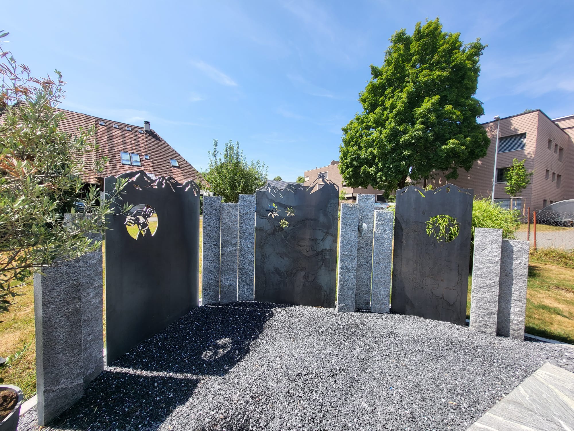 Individuell gestaltete Sichtschutzwand mit Gämsen- und Edelweiss-Motiven von Toma Gartenbau