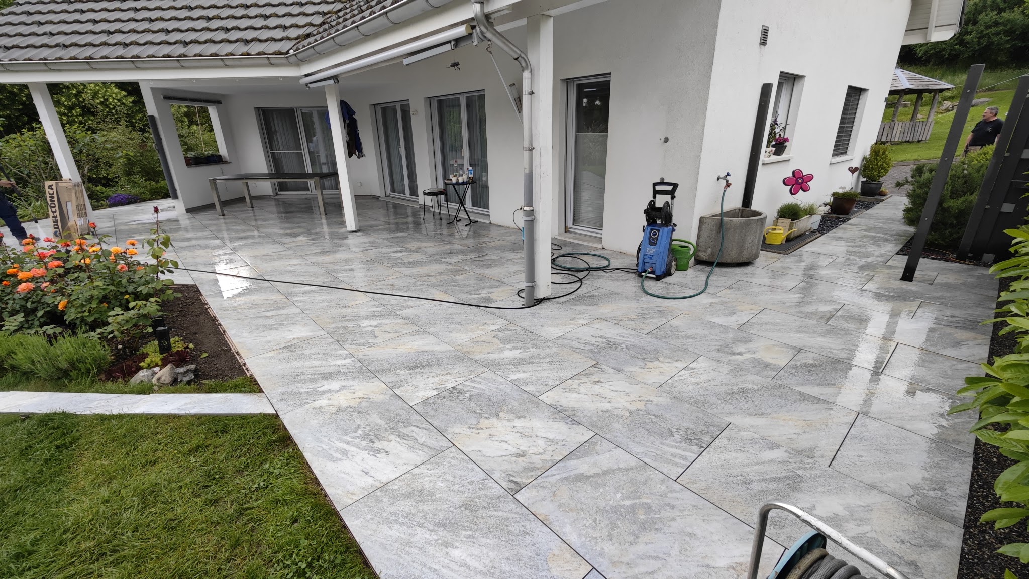 Frisch verlegte Natursteinterrasse vor einem Wohnhaus